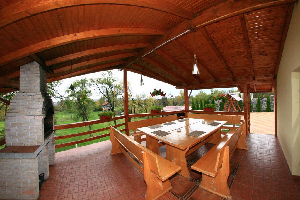 Pensiunea Valea Ursului Guest house